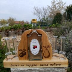 Drevený stojan na destilát